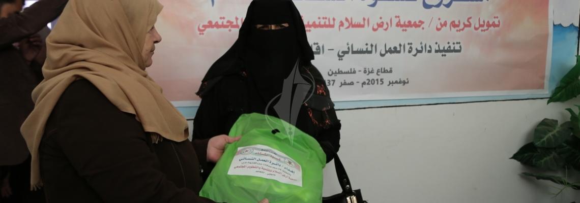 بالصور:العمل النسائي توزع كسوة الشتاء على 700 طفل بتمويل من جمعية أرض السلام