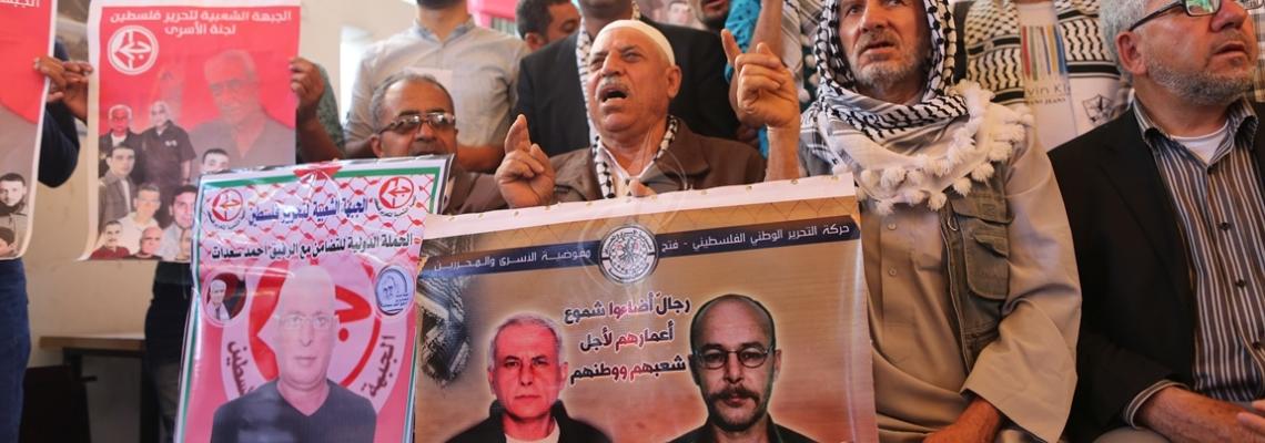 بالصور:اعتصام اهالى الاسرى امام مقر الصليب الاحمر بمدينة غزة
