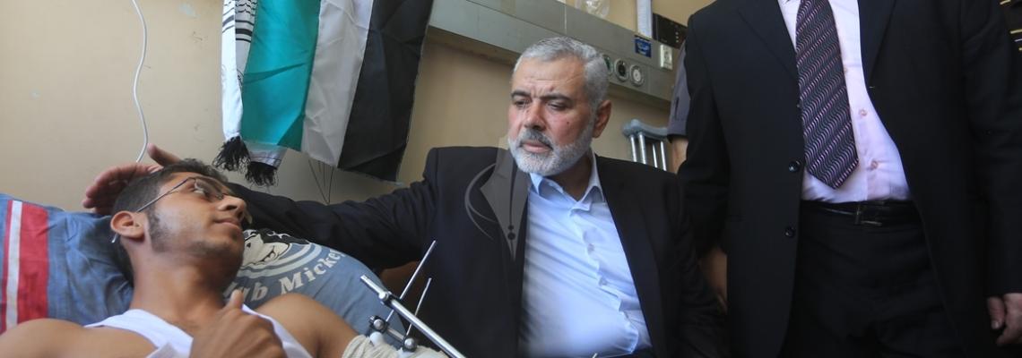 بالصور..هنية يتفقد جرحى "انتفاضة القدس" بمجمع الشفاء الطبى