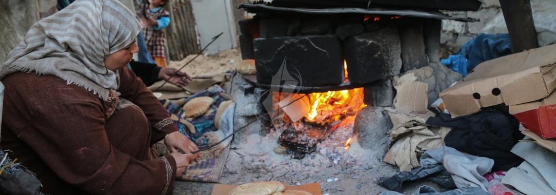 بالصور:غزيون يعودون لزمن افرن الطينة بعد تفاقم أزمة الكهرباء