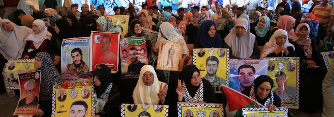 بالصور: اعتصام اهالى الاسرى امام مقر الصليب الاحمر بمدينة غزة