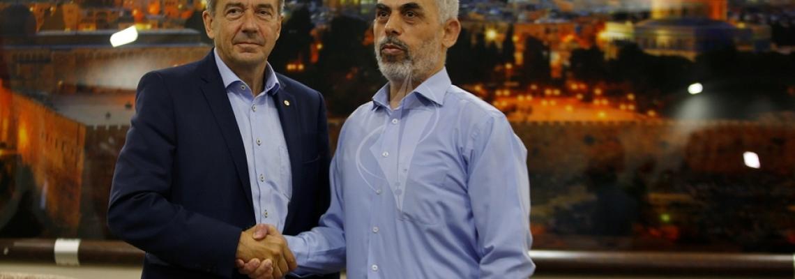 بالصور:رئيس اللجنة الدولية للصليب الأحمر يلتقي رئيس حركة حماس في غزة يحيى السنوار وأهالي الأسرى الفلسطينيين