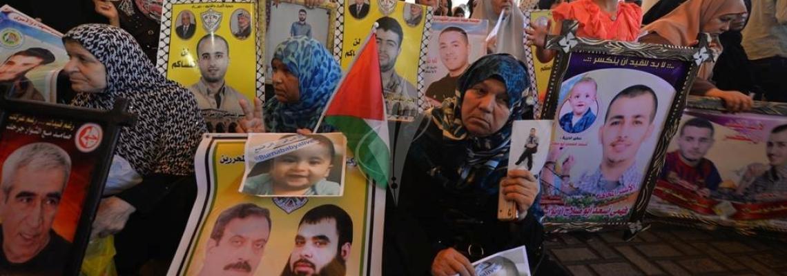 بالصور:اعتصام أهالي الأسرى أمام مقر الصليب الأحمر بغزة
