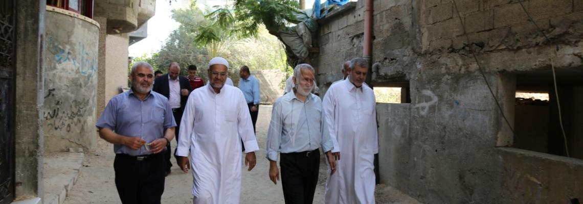 بالصور:وفد من الجهاد بقيادة د.محمد الهندي يزور عوائل الشهداء بمناسبة عيد الفطر