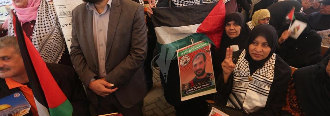 بالصور: اعتصام اهالى الاسرى امام مقر الصليب الاحمر بمدينة غزة