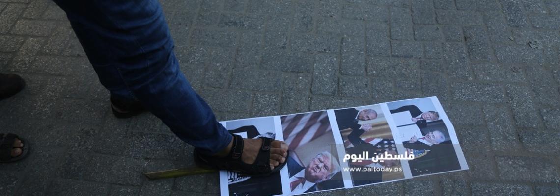 وقفة في مخيم جباليا شمال قطاع غزة تنديدًا بتوقيع اتفاق العار بين الاحتلال الاسرائيلي والنظام الإماراتي.