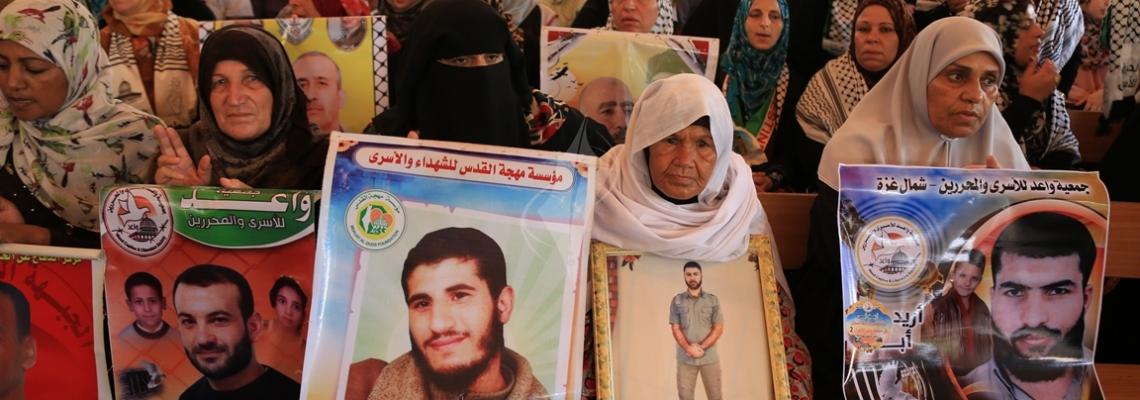 بالصور:اعتصام أهالي الأسرى أمام مقر الصليب الأحمر بغزة