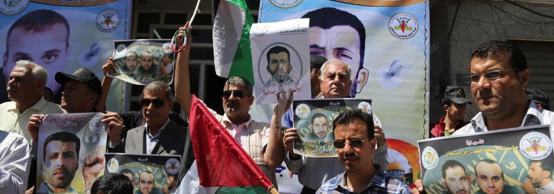 بالصور: لجنة الاسرى تنظم وقفة تضامن مع الاسرى امام برج شوا وحصرى
