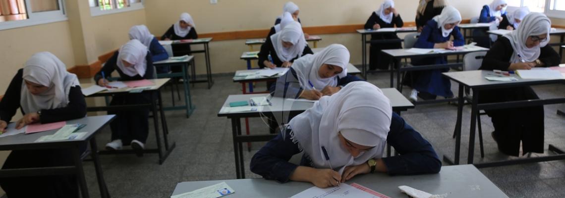 بالصور:الآلاف من طلبة التوجيهي يتقدمون للإمتحانات النهائية في غزة