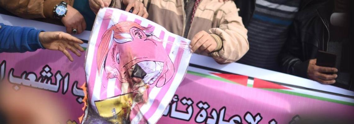 بالصور : حرق صور " ترامب " برفح احتجاجاً على عزمه نقل السفارة الأمريكة للقدس
