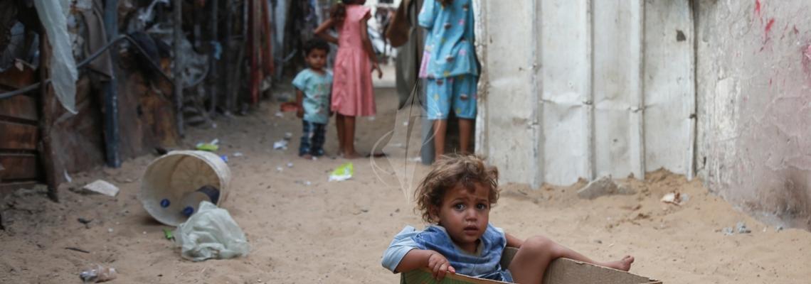 بالصور:أطفال غزة يلعبون على طريقتهم الخاصة رغم البؤس والفقر والحصار