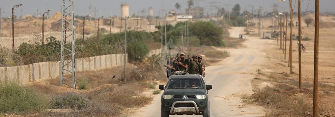 بالصور:الأجهزة الأمنية في غزة تشدد إجراءاتها الأمنية على حدود رفح بعد التفجير الانتحاري