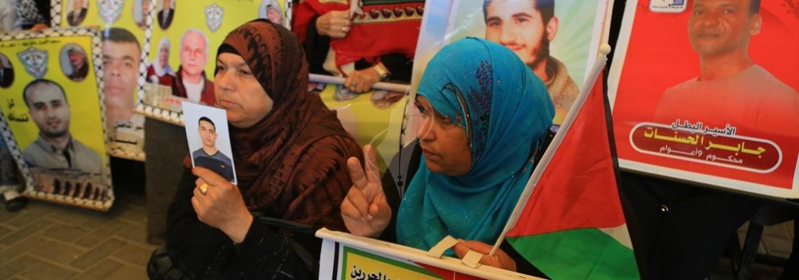 بالصور: اعتصام اهالى الاسرى امام مقر الصليب الاحمر بمدينة غزة