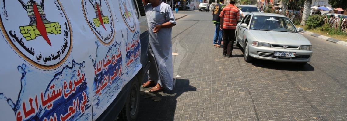 بالصور : حركة الجهاد  تنظم حملة سقيا الماء في الحر الشديد في ميدان فلسطين