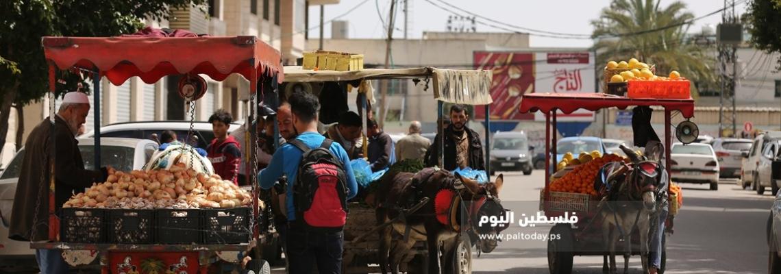 إغلاق الأسواق الشعبية يدفع بعربات الخضار للشوارع