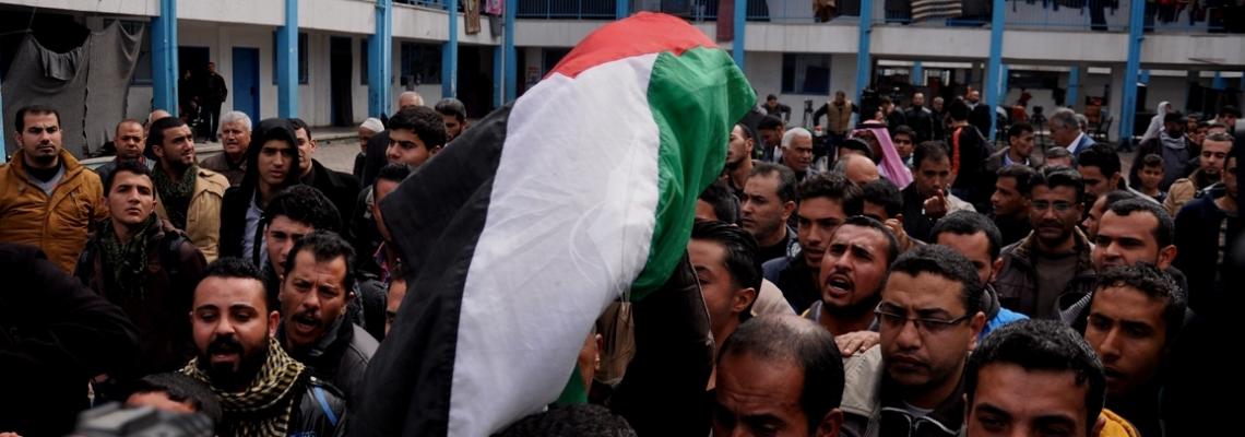 بالصور..تشيع طفل توفى بسبب حريق فى احد مراكز الايواء بشمال غزة