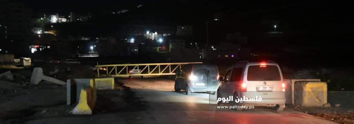 الاحتلال يغلق مدخل مخيم الفوار جنوب الخليل بالبوابات الحديدية