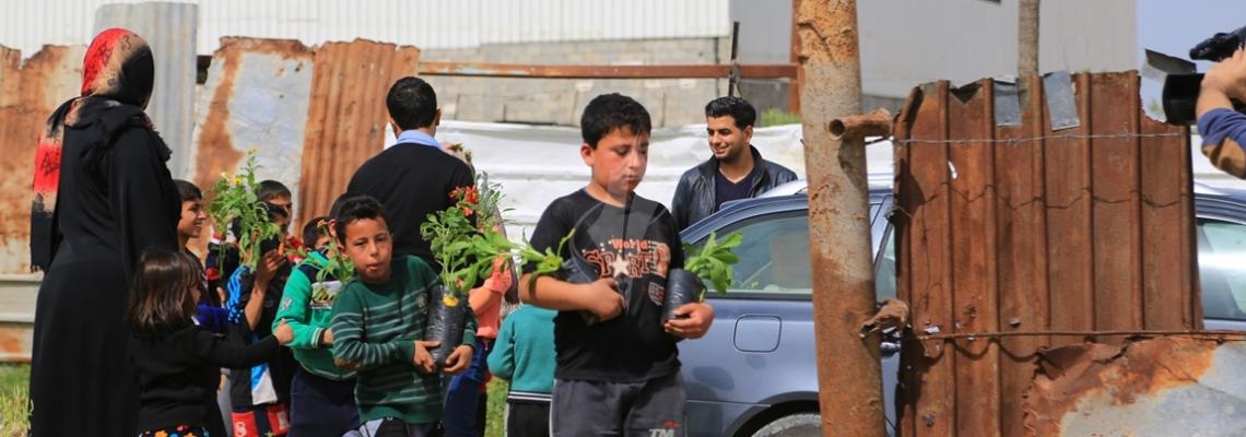 بالصور:أطفال غزة يزرعون الورود على ركام المنازل المدمرة خلال الحرب الأخيرة