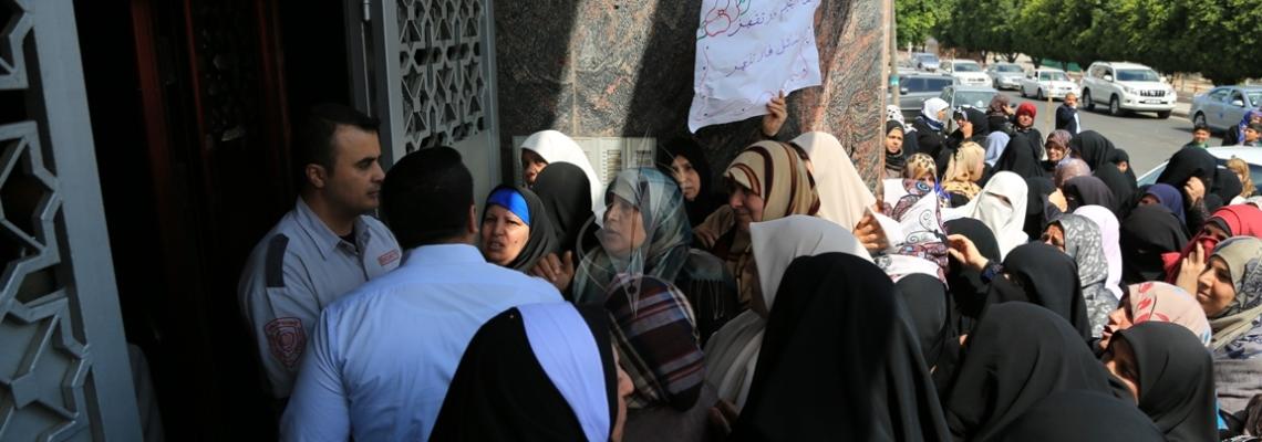 بالصور:وقفة اهالى الشهداء امام بنك فلسطين