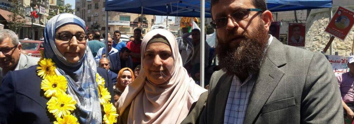 بالصور:الجهاد الإسلامي وهيئة شؤون الأسرى، تنظم احتفالاً برام الله تضامناً مع الأسرى على شرف الأسيرة المحررة لينا الجربوني