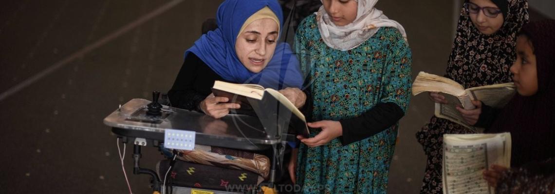 إيمان أبو صبحة.. مقعدة حركيا تعمل محفظة للقرآن الكريم بغزة
