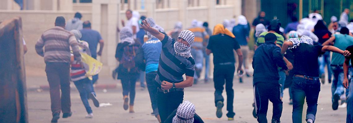 بالصور:تجدد المواجهات بين الشبان وقوات الإحتلال في حي البلوع شمال مدينة البيرة "تصوير: حذيفة سرور"