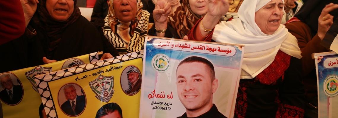 بالصور:اعتصام اهالى الاسرى امام الصليب الاحمر بمدينة غزة