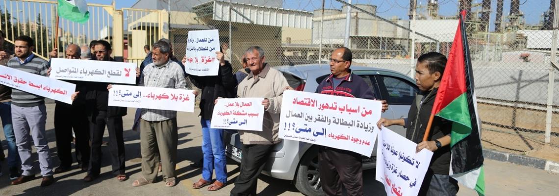 بالصور :اعتصام المواطنين امام محطة توليد الكهرباء بالمحافظة الوسطى