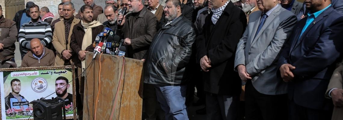 بالصور: مؤتمر صحفي وخيمة اعتصام للجنة الأسرى، أمام مقر الصليب الأحمر بغزة تضامناً مع الأسرى