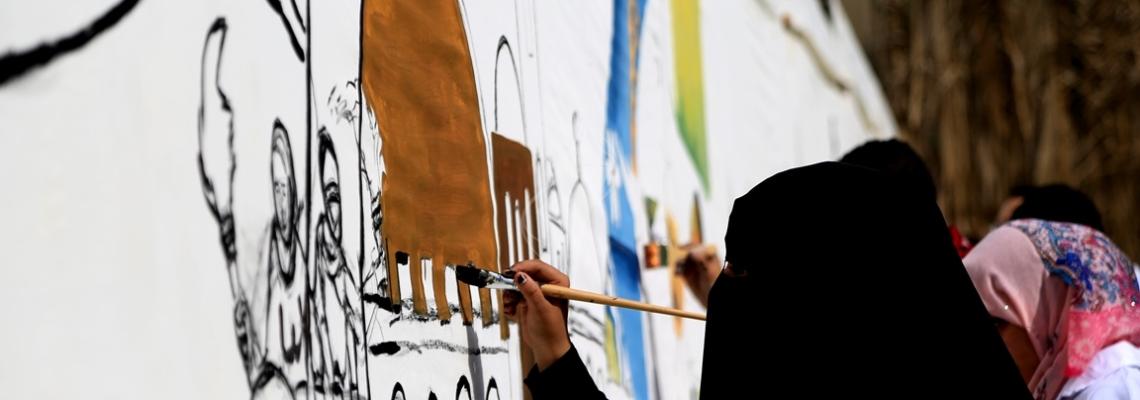 بالصور:مركز رواسى بغزة بنظم فعالية  رسم جدارية حول انتفاضة القدس