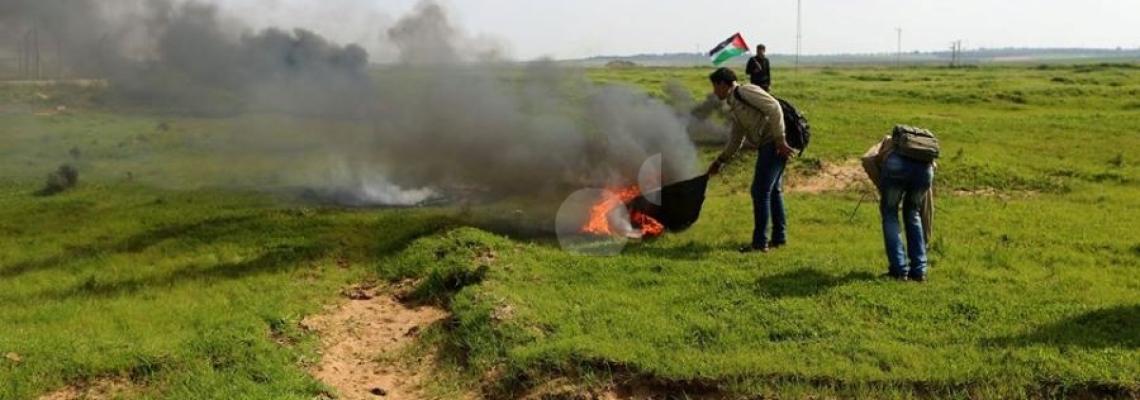 فلسطينيون يشعلون إطارات على الشريط الحدودي شرق قطاع غزة احتجاجا على استمرار الحصار