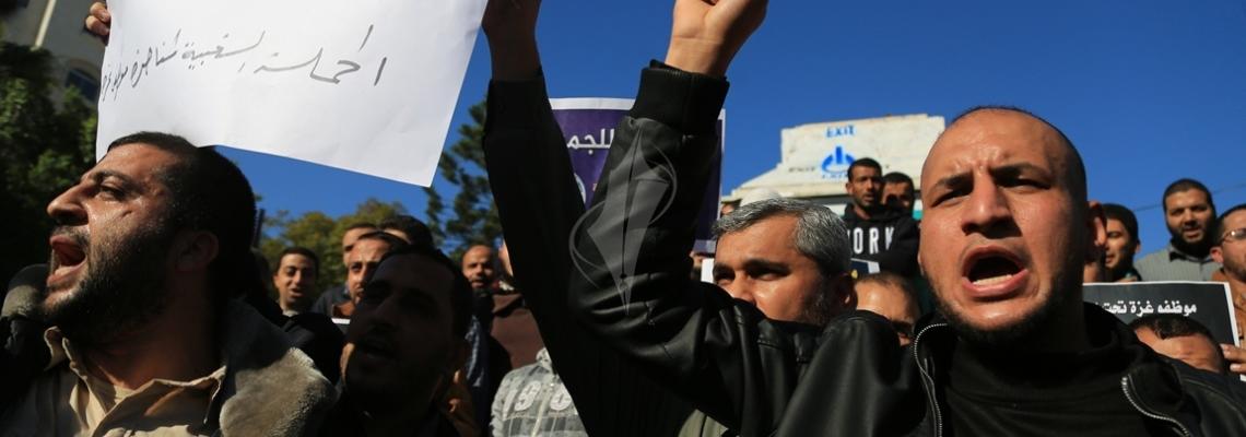 بالصور:اعتصام لموظفي قطاع غزة في ساحة الجندي المجهول بغزة للمطالبة بدفع رواتبهم واعتمادهم أسوة بموظفي رام الله