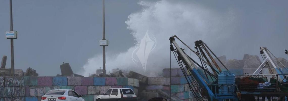 بالصور:مشاهد لأجواء المنخفض الجوي في ميناء غزة
