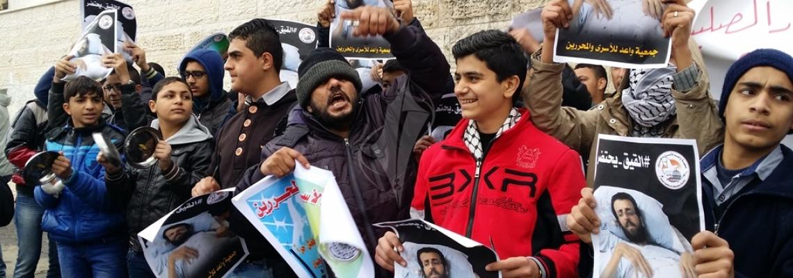 بالصور:غاضبون يعتصمون امام مقر الصليب الاحمر بغزة للمطالبة بوضع حد لمعاناة الصحفي القيق