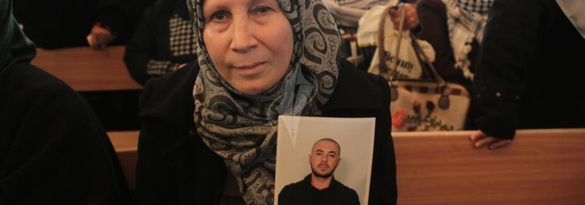 بالصور:اعتصام اهالى الاسرى امام مقر الصليب الاحمر بمدينة غزة