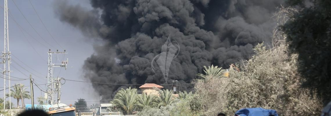 بالصور:حريق هائل بمصنع للبلاستيك في دير البلح