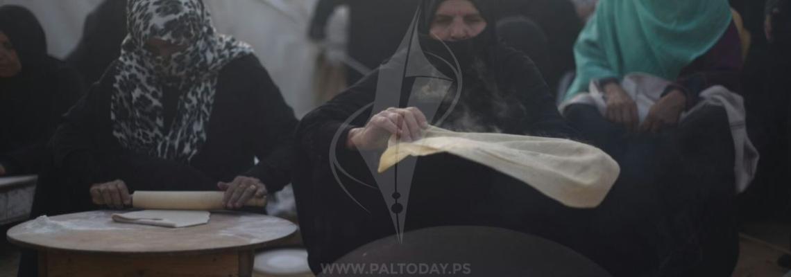 نساء فلسطينيات يُعددنَ خبز الصاج التراثي شرق خانيونس جنوب قطاع غزة 