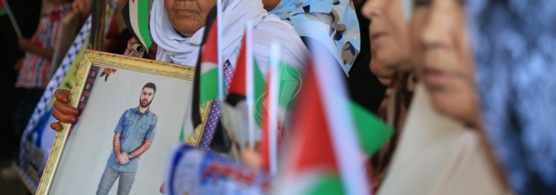 بالصور:اعتصام اهالى الاسرى امام الصليب الاحمر بمدينة غزة