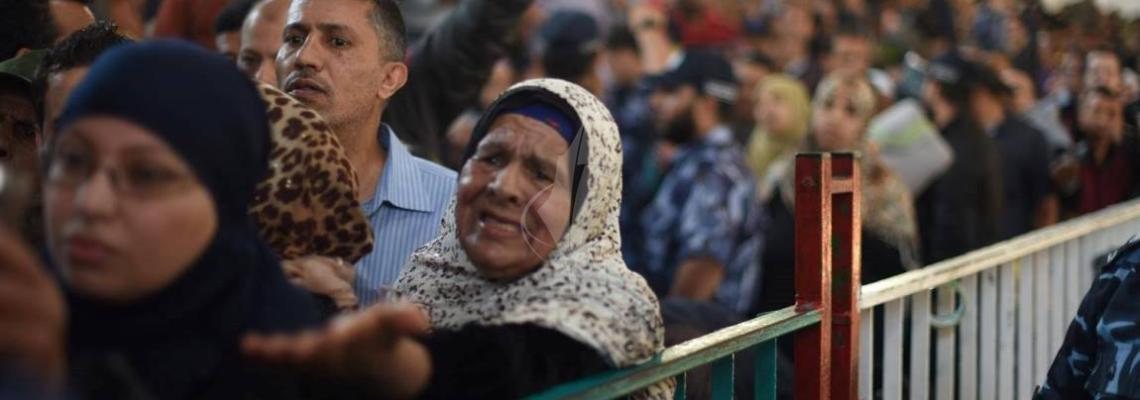 بالصور:معاناة الفلسطينيون خلال مغادرتهم معبر رفح البري
