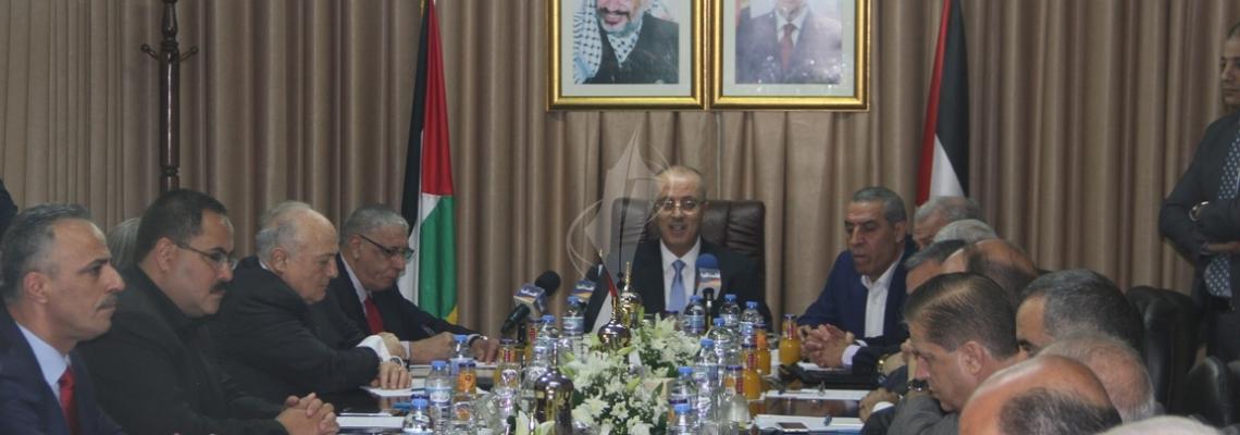 بالصور:حكومة التوافق تجتمع في مقر مجلس الوزراء بمدينة غزة هو الأول منذ 2014