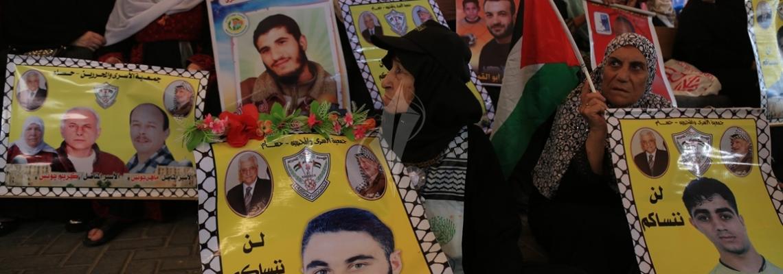 بالصور:اعتصام اهالى الاسرى امام الصليب الاحمر بمدينة غزة