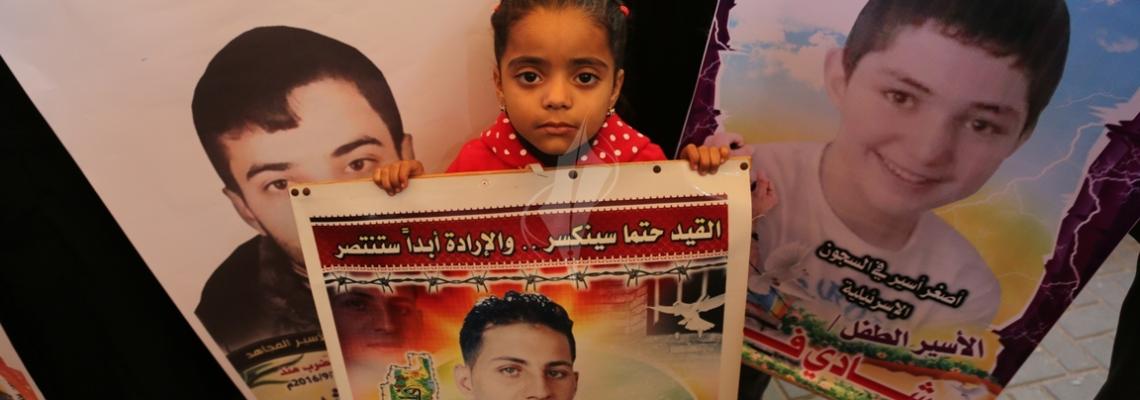 بالصور:اعتصام اهالى الاسرى امام مقر الصليب الاحمر بمدينة غزة