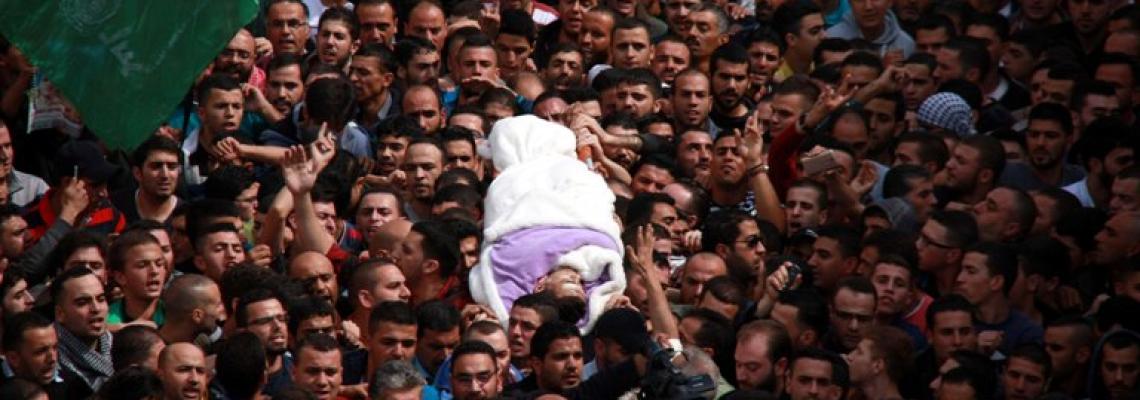 بالصور:جماهير غفيرة تشيع جثمان الشهيد محمد الجعبري الى مثواه الاخير."تصوير: سمر بدر"