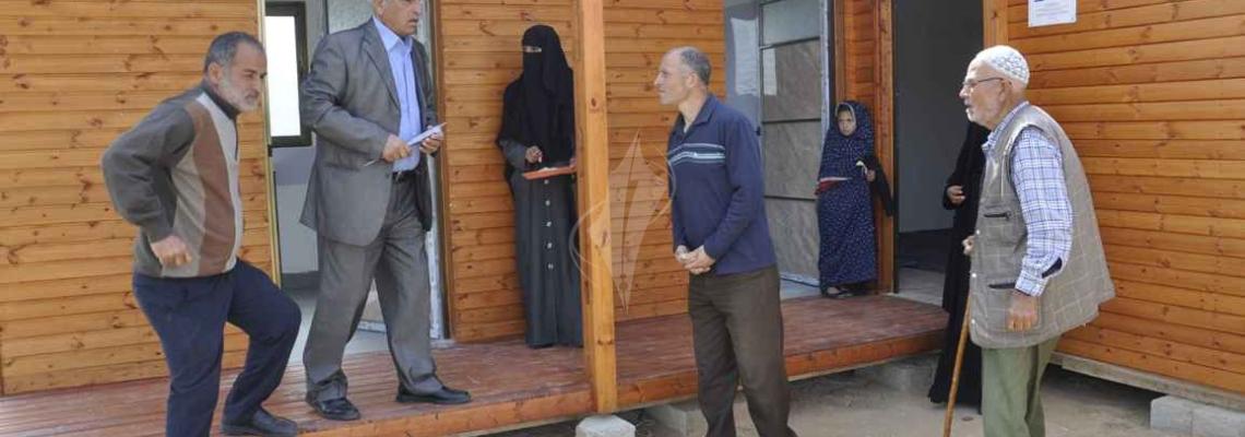 تسليم دفعة جديدة من الكرفانات الخشبية لأهالي حي طعيمات في منطقة عبسان الكبيرة شرق خانيونس