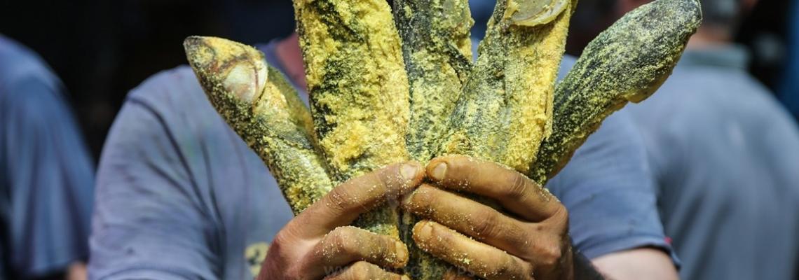 بسطات الفسيخ تزين أسواق غزة مع اقتراب عيد الفطر
