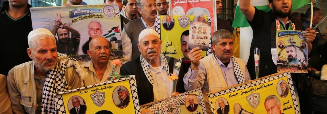 بالصور: اعتصام اهالى الاسرى امام مقر الصليب الاحمر بمدينة غزة