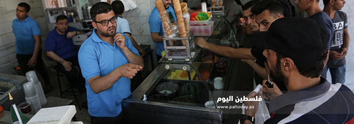 ازدحام أمام محلات بيع المثلجات بسبب ارتفاع الحرارة