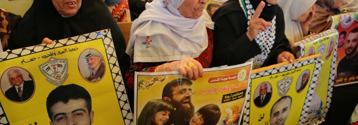 بالصور:اعتصام اهالى الاسرى امام الصليب الاحمر بمدينة غزة