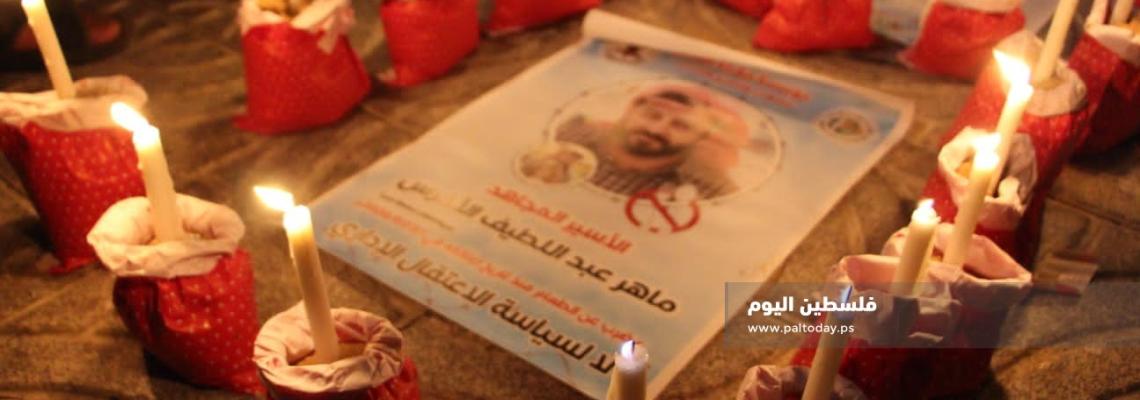 أطفال غزة يضيئون الشموع حزنًا على استمرار معاناة الاسير الأخرس 
