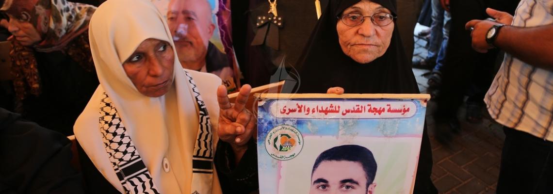 بالصور: اعتصام اهالى الاسرى امام مقر الصليب الاحمر بمدينة غزة